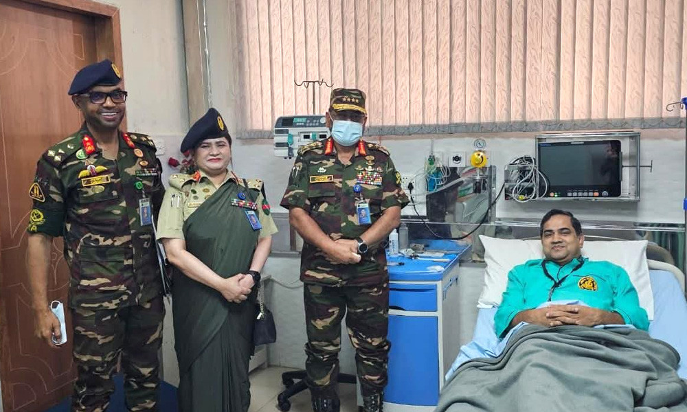 মুশফিকুল ফজল আনসারীকে দেখতে হাসপাতালে সেনাপ্রধান