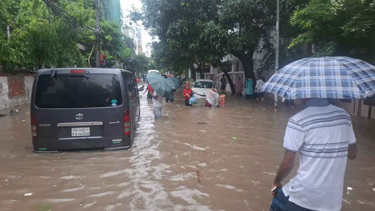 টানা বর্ষণে জলাবদ্ধ রাজধানী, দুর্ভোগে নগরবাসী