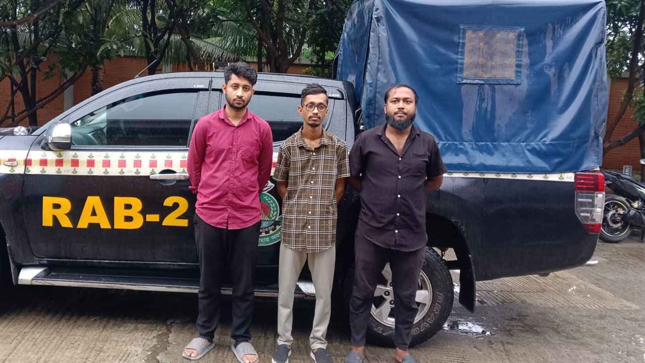 রাজধানীতে চোরাই মোবাইল বিক্রয়চক্রের ৩ সদস্য গ্রেফতার