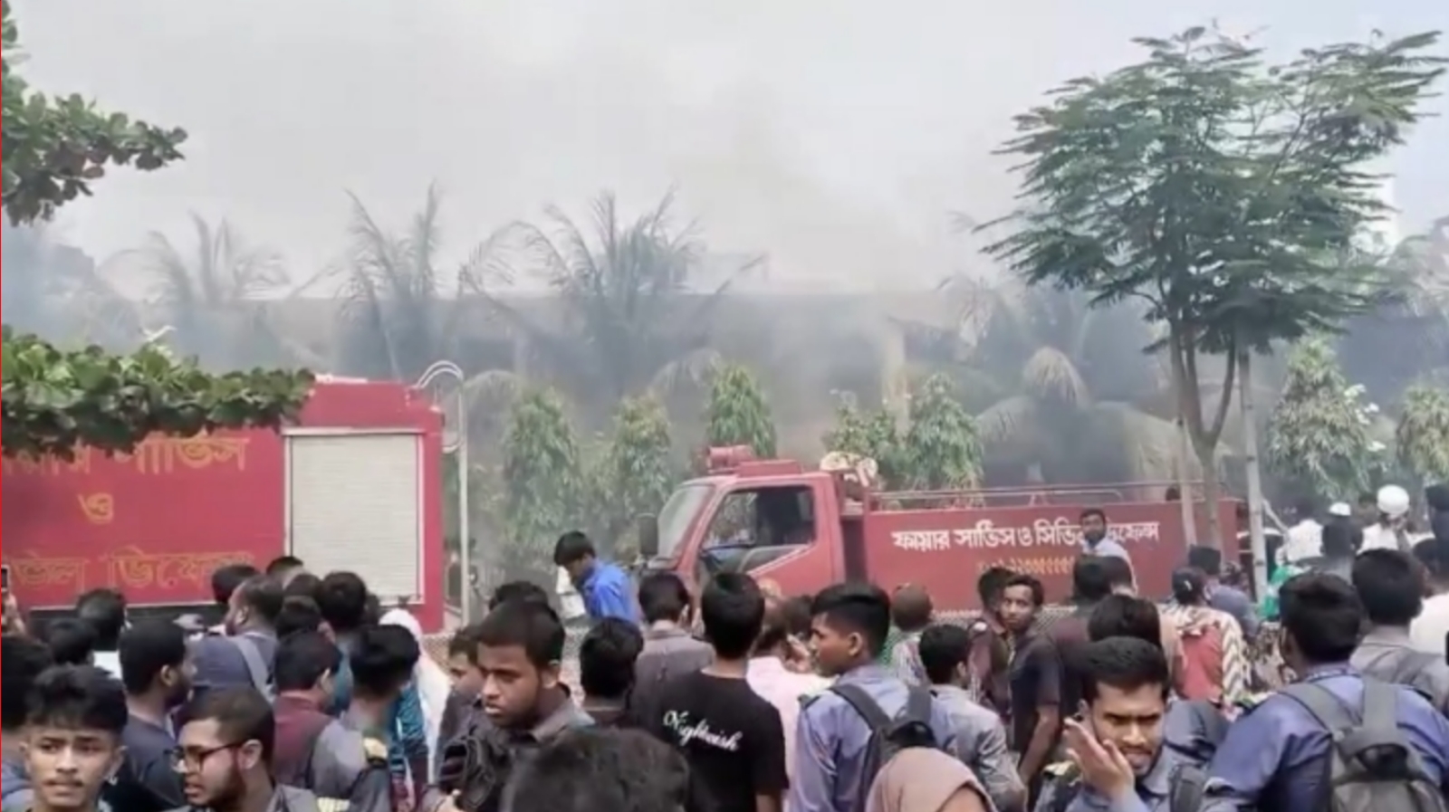 উত্তরার বিমান বাহিনীর প্রশিক্ষণ বিমান বিধ্বস্ত