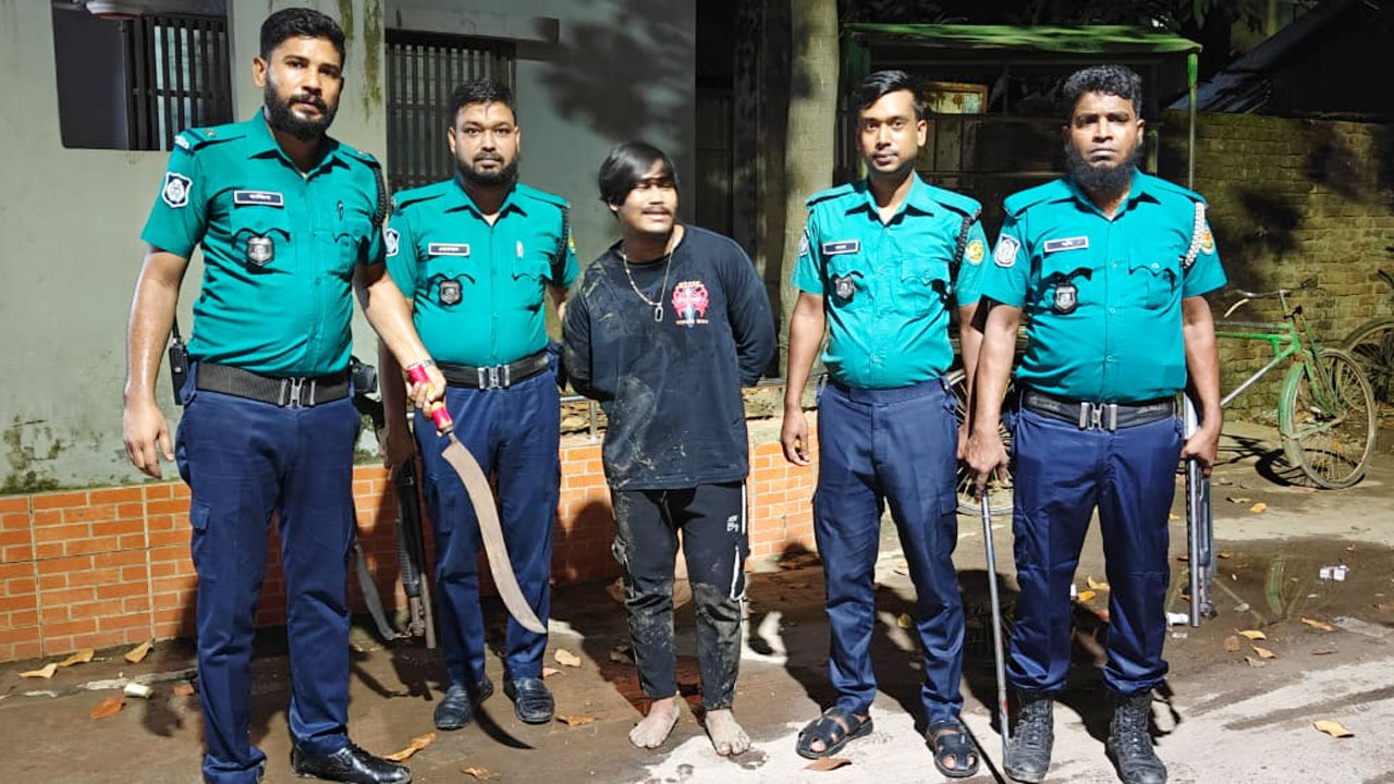 মোহাম্মদপুরের শীর্ষ ছিনতাইকারী পাঁয়তারা শাহিন দেশীয় অস্ত্রসহ গ্রেপ্তার