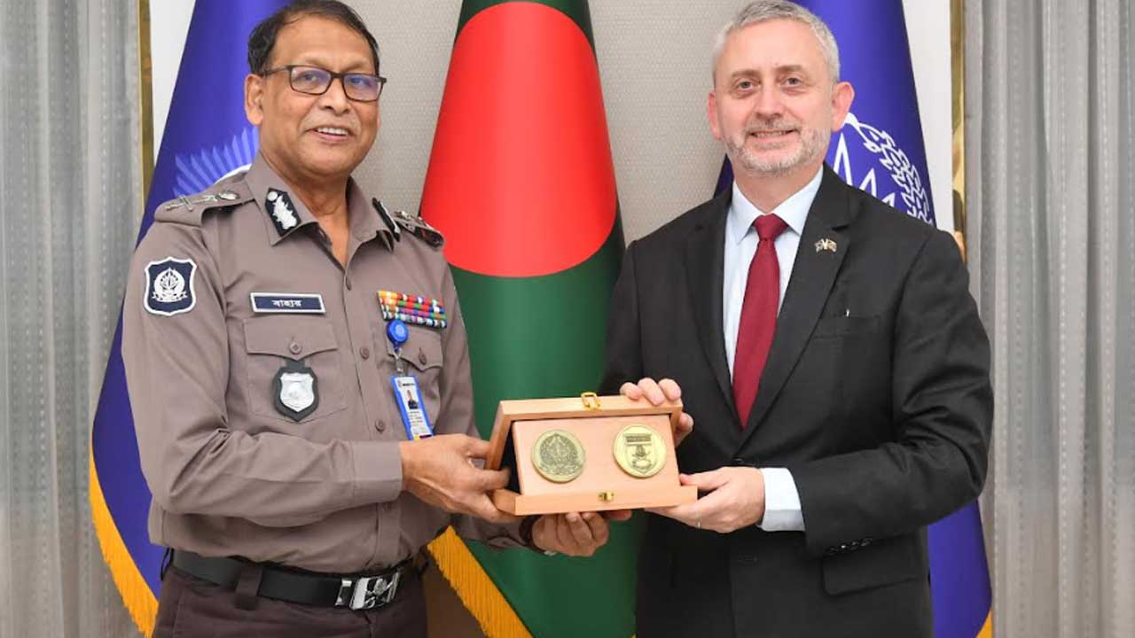 আইজিপির সঙ্গে ইউরোপীয় ইউনিয়নের রাষ্ট্রদূতের সৌজন্য সাক্ষাৎ