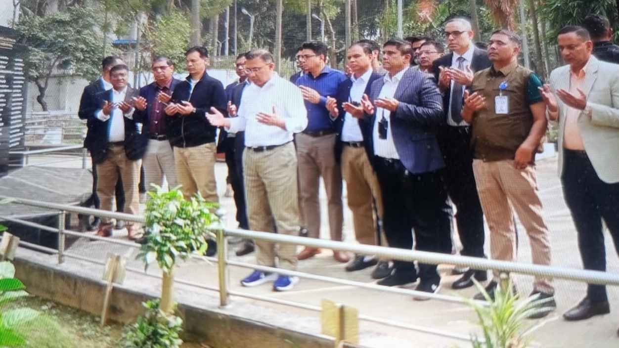 পিলখানা ট্র্যাজেডিতে শহীদ ৫৭ কর্মকর্তার কবর জিয়ারত করলেন তারেক রহমান