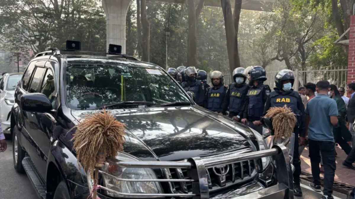 শপথ নিতে জাতীয় সংসদে এমপিরা
